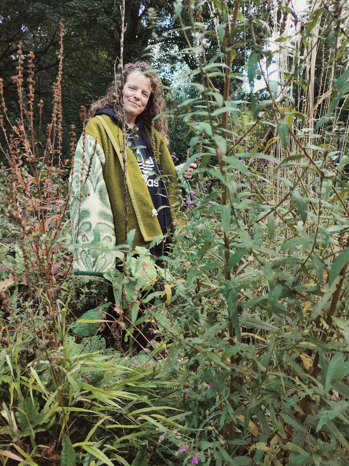 Anneke lacht tussen de hoge planten